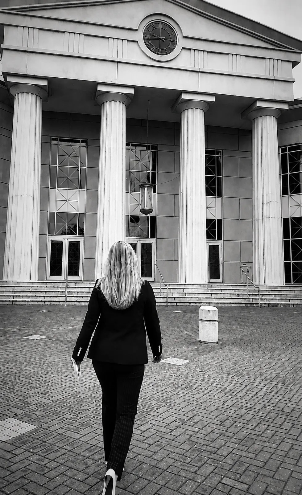 Kendall Teal, Georgia criminal defense trial lawyer, approaching a Georgia state courthouse